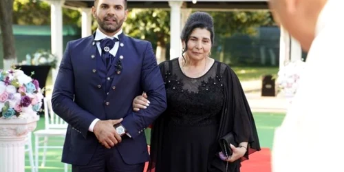 florin pastrama alaturi de mama lui la nunta
