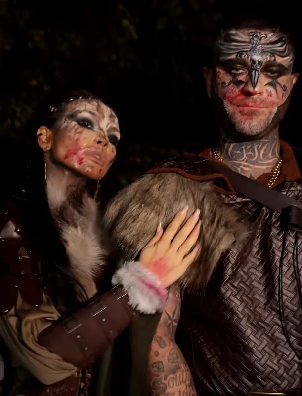 Și le-a ieșit de minune putând câștiga astfel și titlul de cel mai tare cuplu de Halloween pentru imaginație și super make-up și costume!