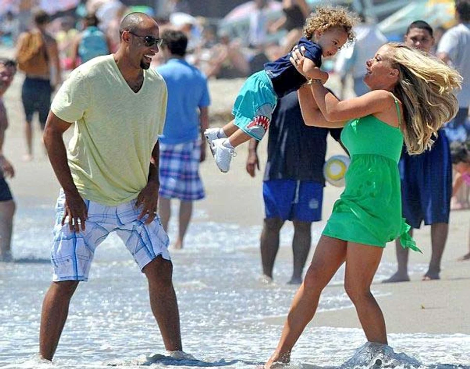 Kendra Wilkinson pipăită de soţ pe plajă (Foto: Splash News)