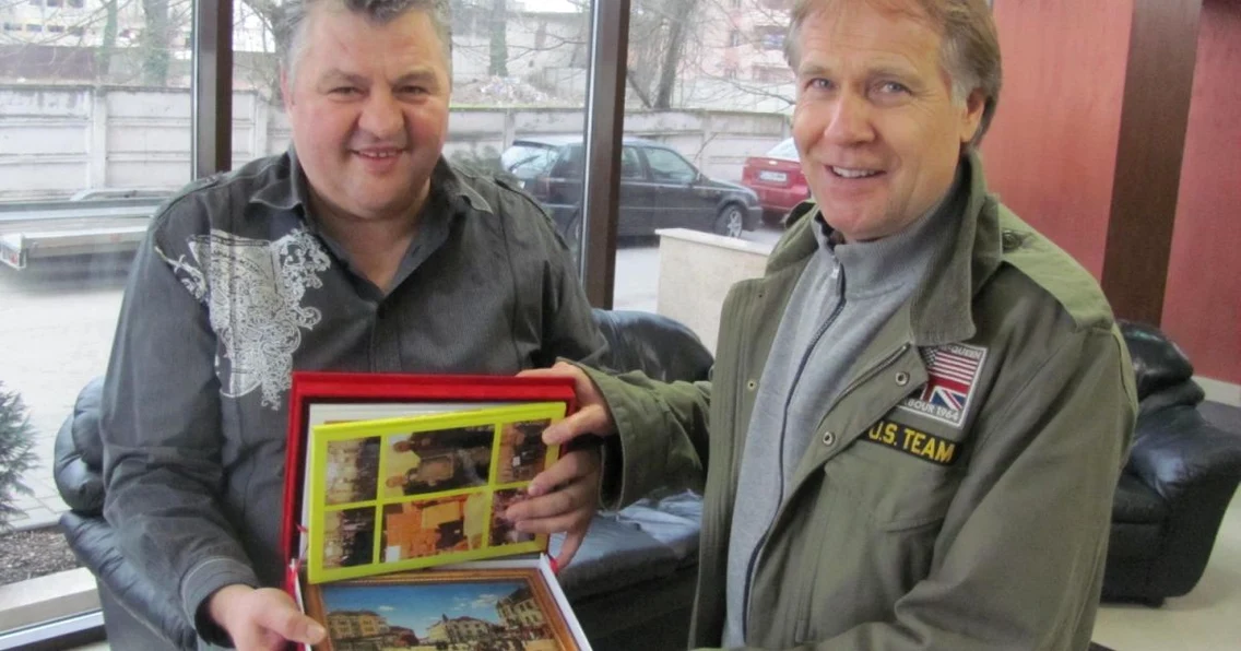 Richard Clayderman primeşte un cadou la de Popa's FOTO Ştefan Both