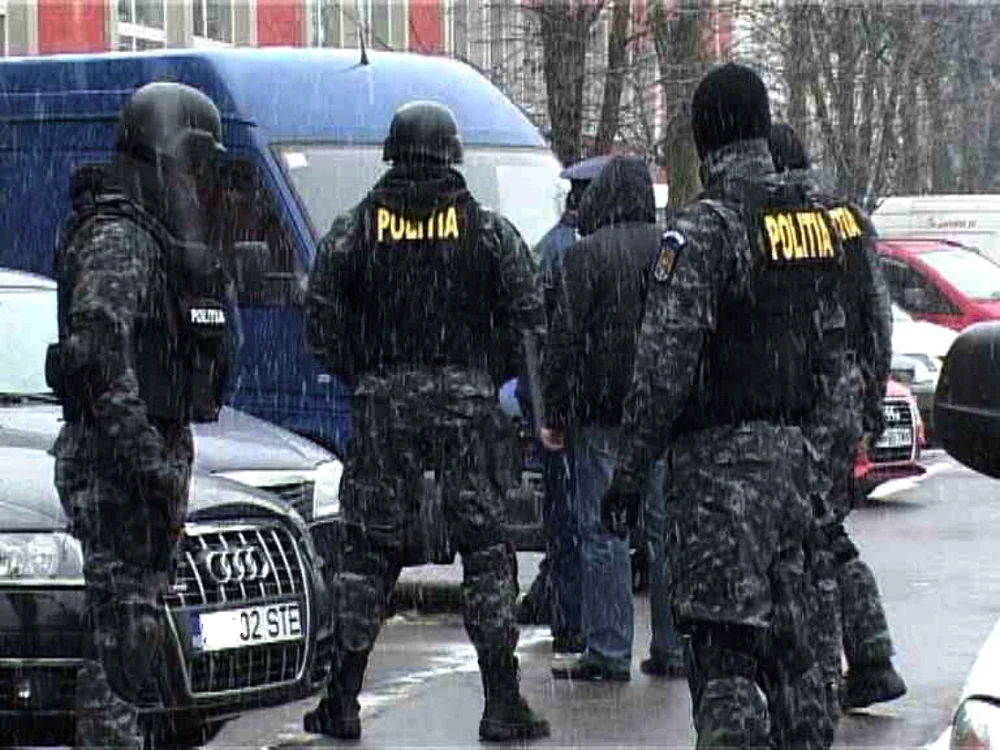 Percheziţiile sunt efectuate şi la postulde Poliţie din Crizbav FOTO Adevărul