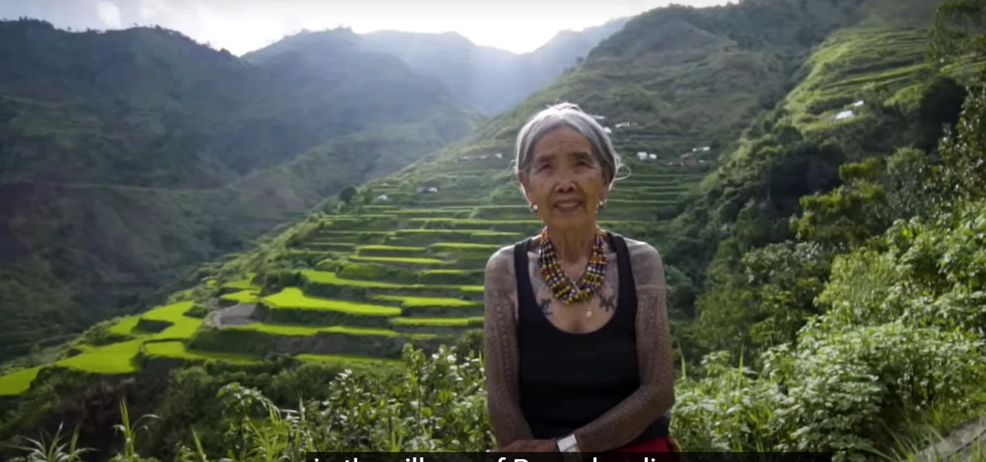 Femeia are 107 ani și de peste 90 de ani face tatuaje. Foto: captura video