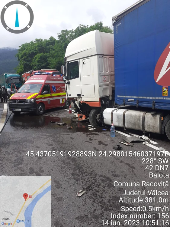 Impact violent între un autoturism și un TIR pe Valea Oltului la Racovița Vâlcea Foto ISU Vâlcea