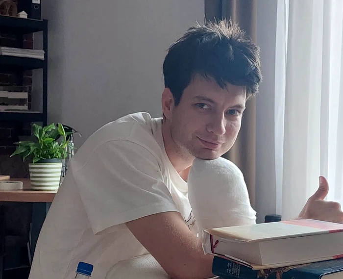 George a învățat să se descurce cu o mână FOTO George Tudor