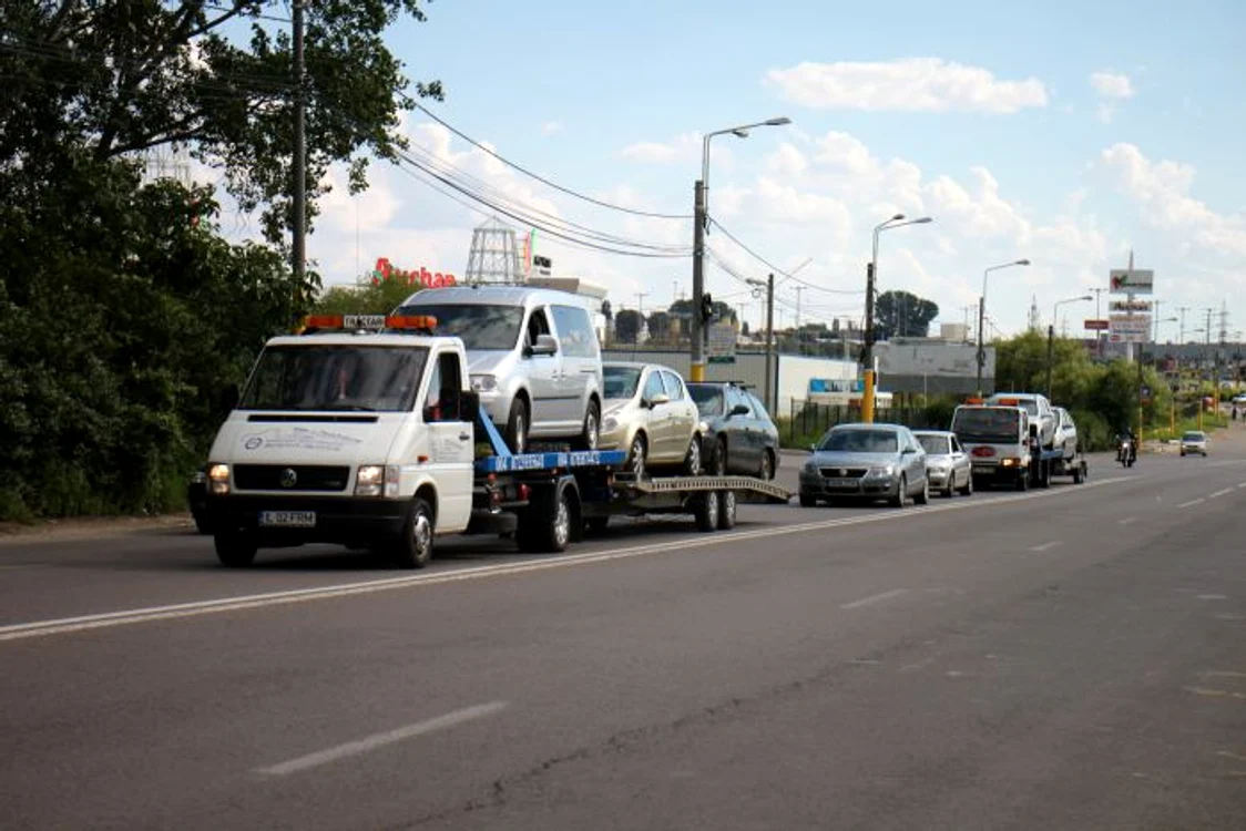 
    Localnicii au dat şi ei o mână de ajutorFoto Mediafax  