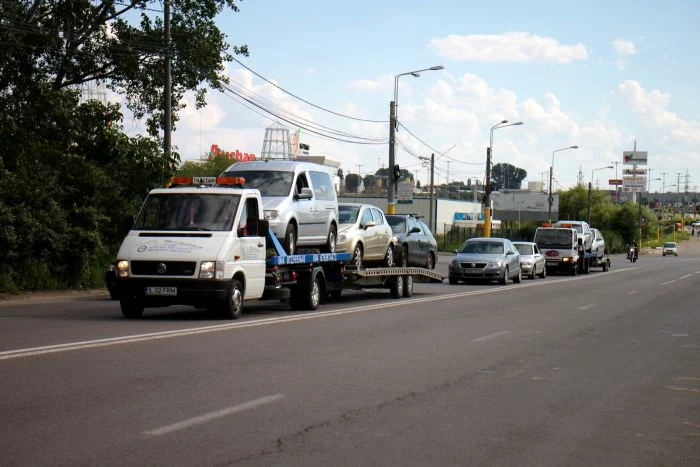
    Localnicii au dat şi ei o mână de ajutorFoto Mediafax  
