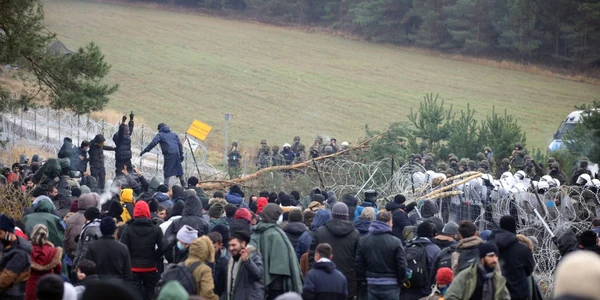 Soldaţii polonezi la graniţa cu Belarusul încearcă să stopeze valul de migranţi. FOTO EPA-EFE