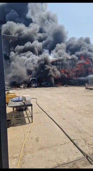 Incendiu puternic în Caracal. Arde o hală folosită pentru dezmembrări auto. Un bărbat a suferit arsuri