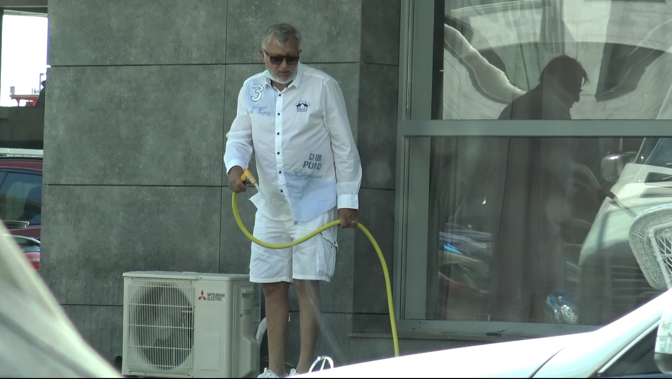 
    Ilie Năstase, surprins la șmotru, în fața blocului de pe Litoralfoto: BLITZ  