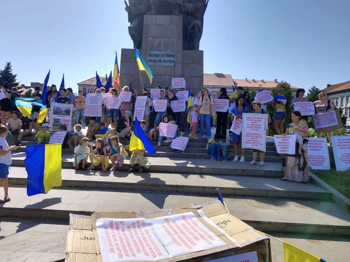 Mame cu copii din Ucraina, la protestul din Arad FOTO Claudia Untaru