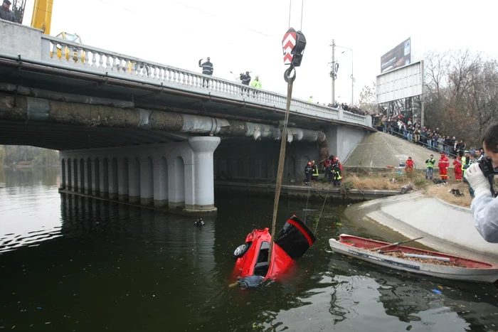 23 noiembrie 2011. În acelaşi loc a murit un tânăr, care a derapat cu maşina şi a ajuns în lac, gardul fiind rupt