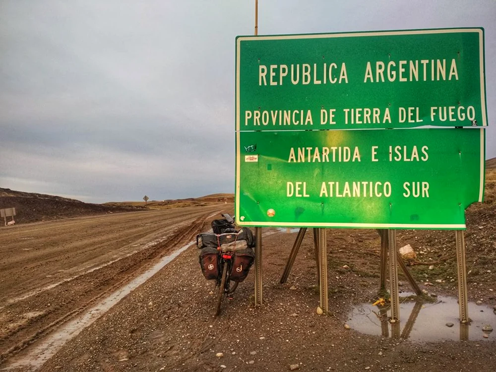 În Argentina, drumurile sunt neasfaltate, astfel că a fost greu de mers cu bicicleta 