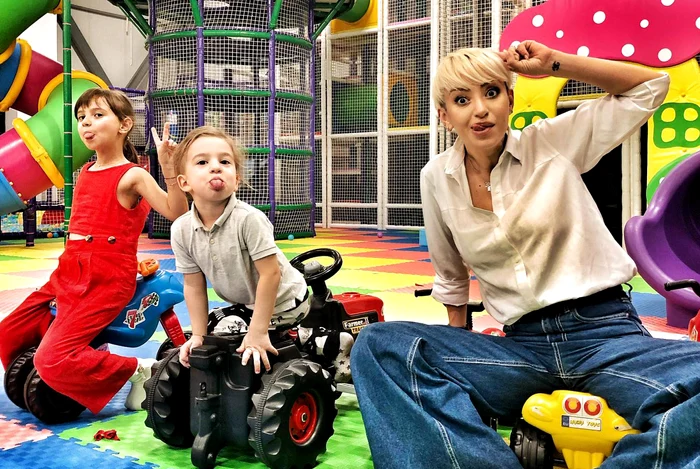 
    Giulia le-a organizat celor doi copii ai ei o petrecere de neuitat, cu ocazia zilelor lor de naștere   