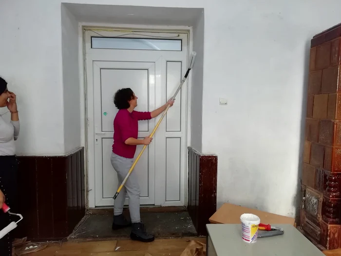 Profesoara a renovat salade clasă împreună cu elevii. FOTO: Arhivă personală M. Ciupe