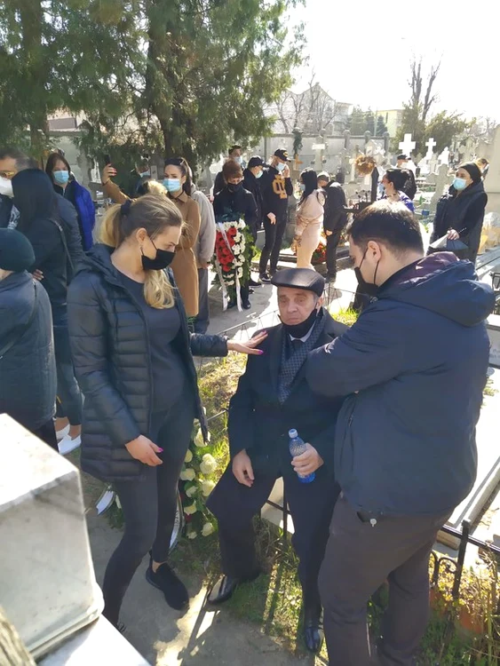 
    Cornelia Catanga își doarme somnul de veci la Cimitirul Ghencea Civilfoto: BLITZ / CLICK!  