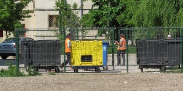 Femeia a găsit armamentul şi muniţia la tomberon (Foto Arhivă)