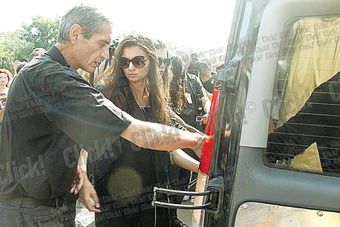 Laura Saseţchi a venit tocmai de la Galaţi să ceară ajutorul Monicăi Gabor (FOTOGRAFII: ROBESTO SăLCEANU)