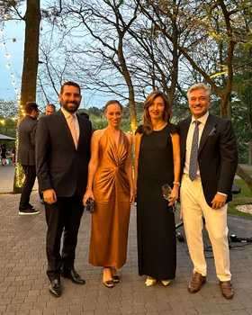 Nicolae și Alina ai României, alături de nașii lor la aniversarea nunții