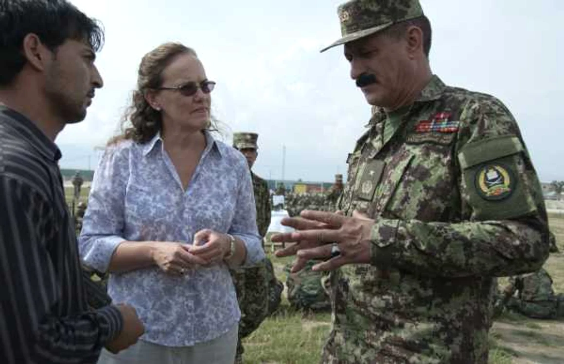 Michele Flournoy vizita, în 2010, împreună cu generalul afgan Amlaqullah Patyani (dreapta)  o tabără de pregătire militarilor în Kabul. FOTO: NATO Training Mission Afghanistan/Staff Sgt. Sarah Loicano