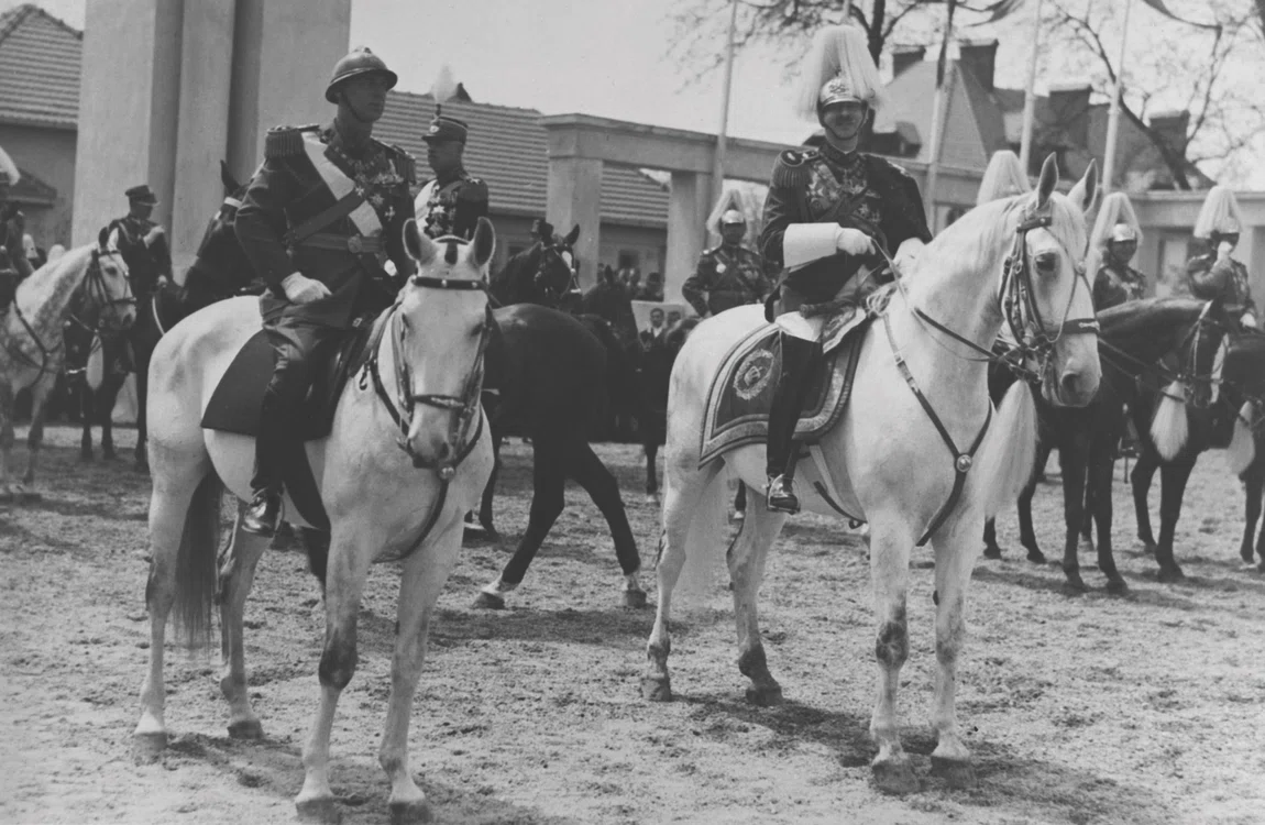 Regele Carol al II-lea (dreapta) participă la o paradă militară desfășurată în București (mai 1935)
