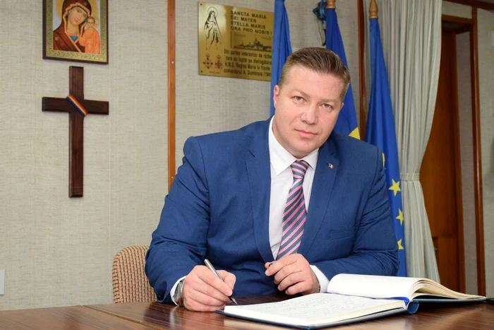 
    Animalul a fost lăsat să agonizeze la marginea drumului 18 ore Foto: Facebook  