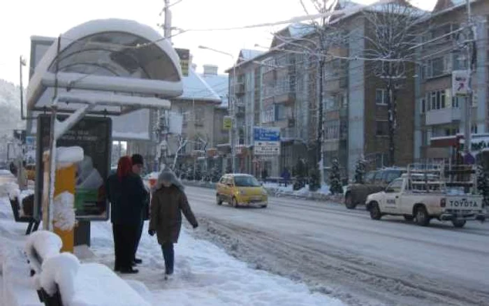 Călătorii aşteaptă mijloacele de transport în staţiile înzăpezite