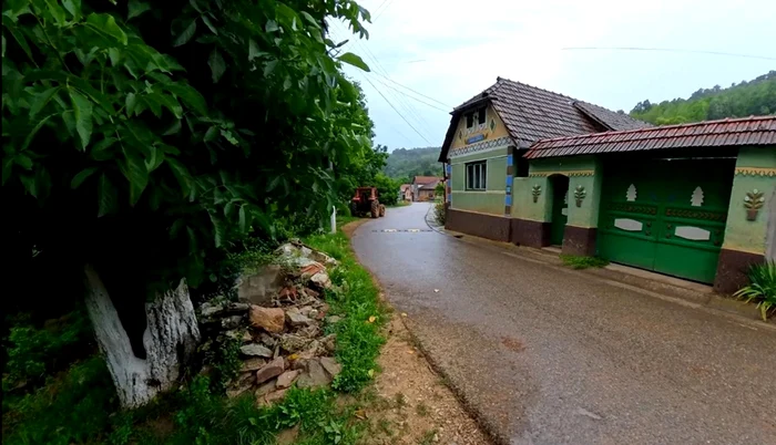 Şi porţile sunt vopsite în culori vii. Foto: adevarul.ro