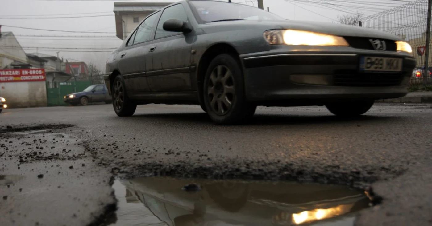 Groapa de pe Coşbuc, destul de periculoasă pentru şoferi!