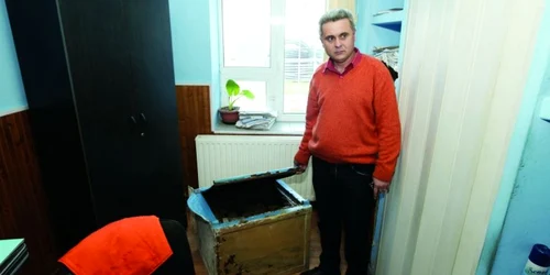 Ion Răcăreanul, primarul localităţii Brădeşti, arată seiful de unde au fost furaţi banii.