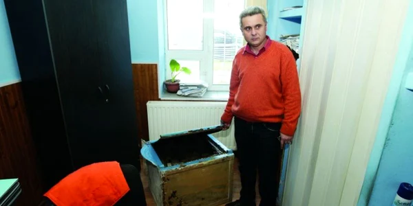 Ion Răcăreanul, primarul localităţii Brădeşti, arată seiful de unde au fost furaţi banii.
