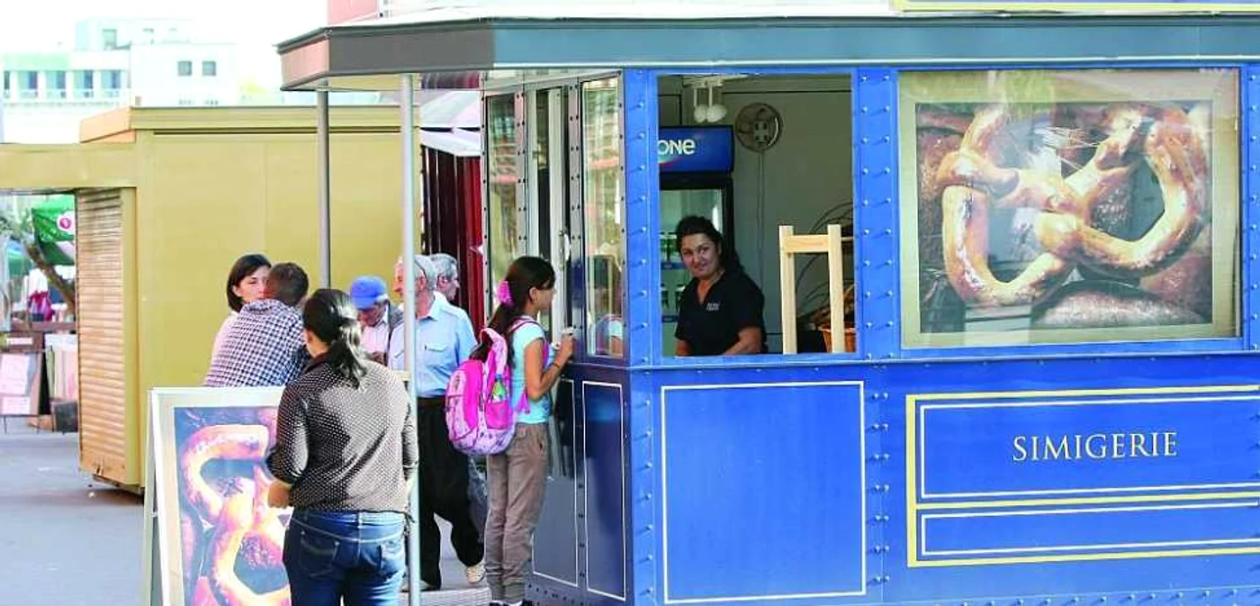 Cozile permanente la covrigării demonstrează cel mai bine lipsa de educaţie nutriţională FOTO: Arhivă