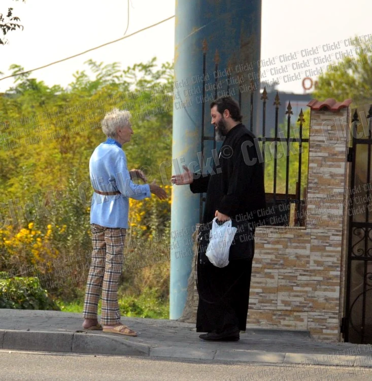 Mama lui Şerban Ionescu a adus preotul acasă. (Foto: Laurenţiu Muscaliu)