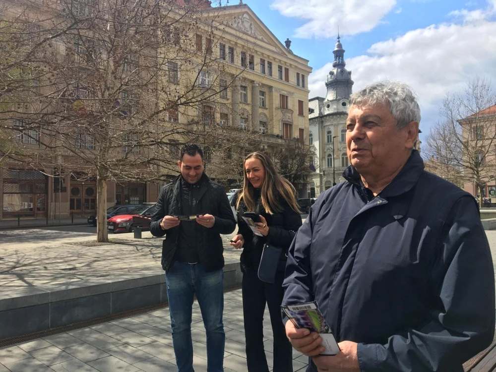 Mircea Lucescu a împărţit bilete la meciul caritabil. FOTO: Ştiri de Cluj