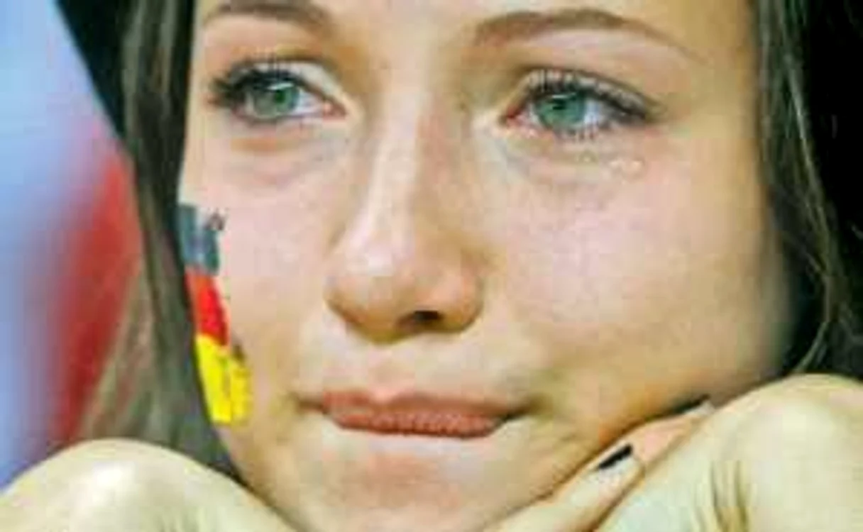 Suportera Germaniei surprinsă de camerele TV cu lacrimi în ochi a plâns, de fapt, la intonarea imnului ţării sale, nu după ce Balotelli făcuse 2-0 pentru Italia
