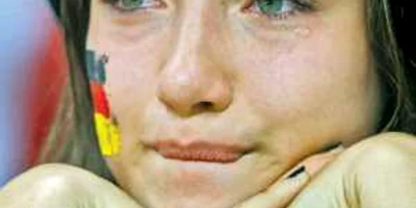 Suportera Germaniei surprinsă de camerele TV cu lacrimi în ochi a plâns, de fapt, la intonarea imnului ţării sale, nu după ce Balotelli făcuse 2-0 pentru Italia