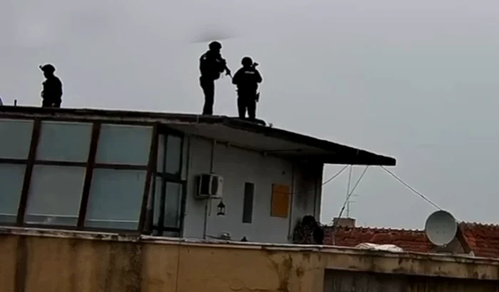La fața locului au intervenit echipaje de poliție și forțe speciale SAS FOTO Captură video