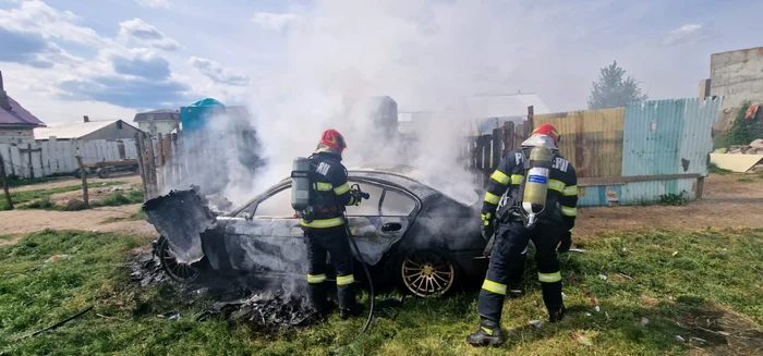 Autoturismul a fost distrus în totalitate FOTO ISU Neamț
