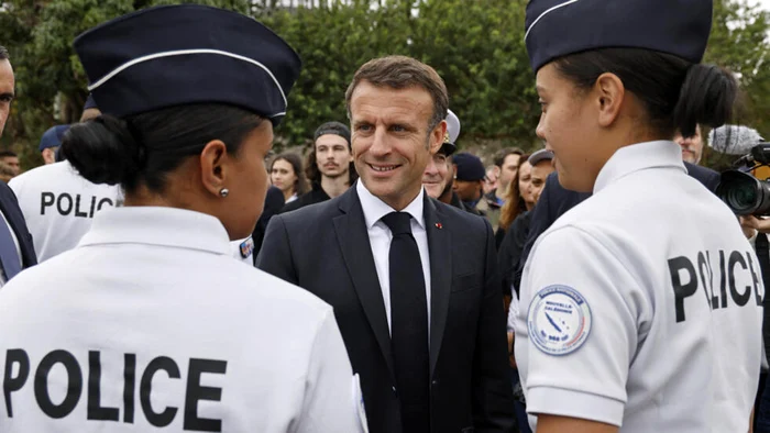 Președintele Macron, păzit de poliția franceză