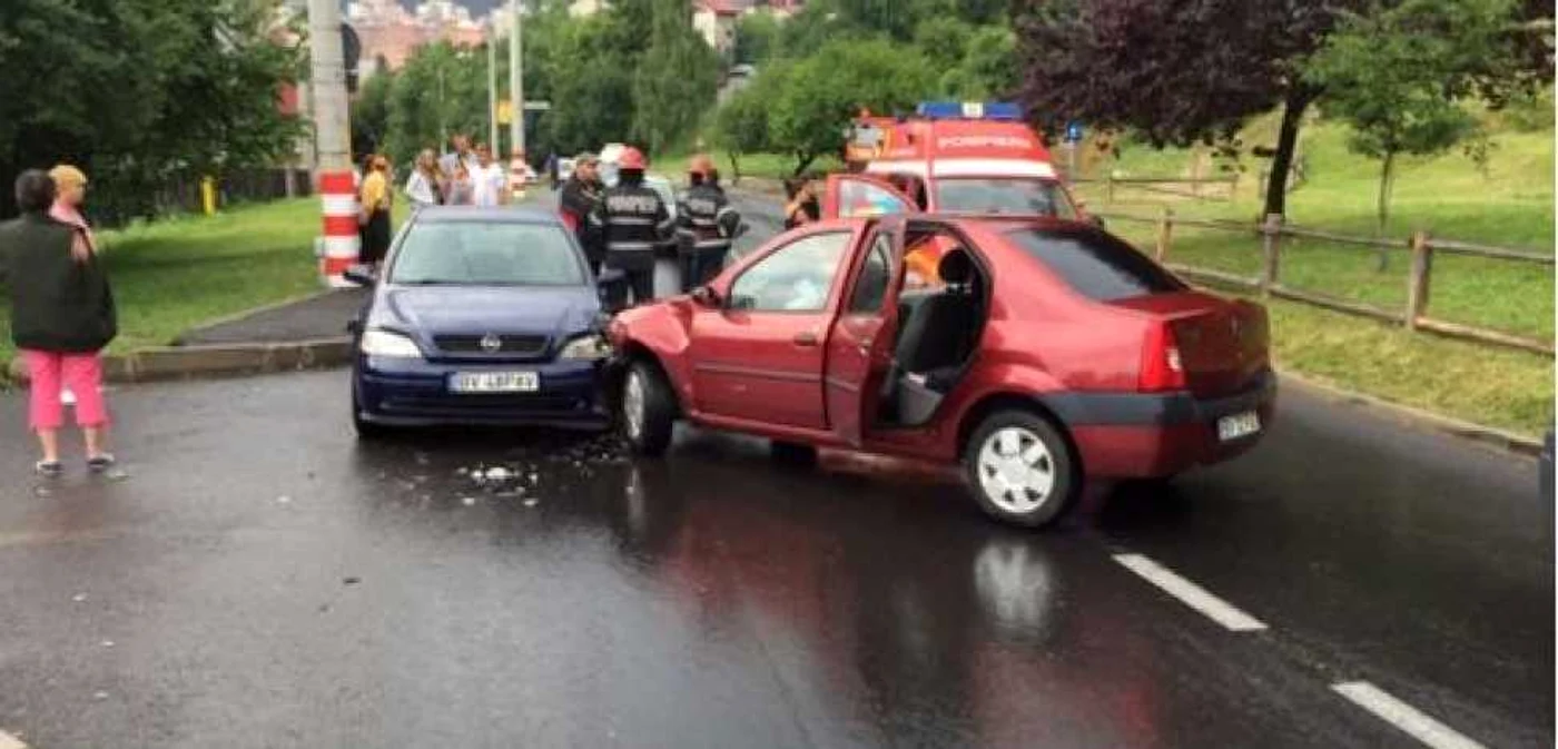 Accidentul s-a soldat cu patru răniţi. FOTOISU Braşov.
