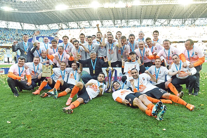 Mircea Lucescu, alături de elevii săi, după cucerirea ultimului trofeu cu ȘahtiorFOTO: AP