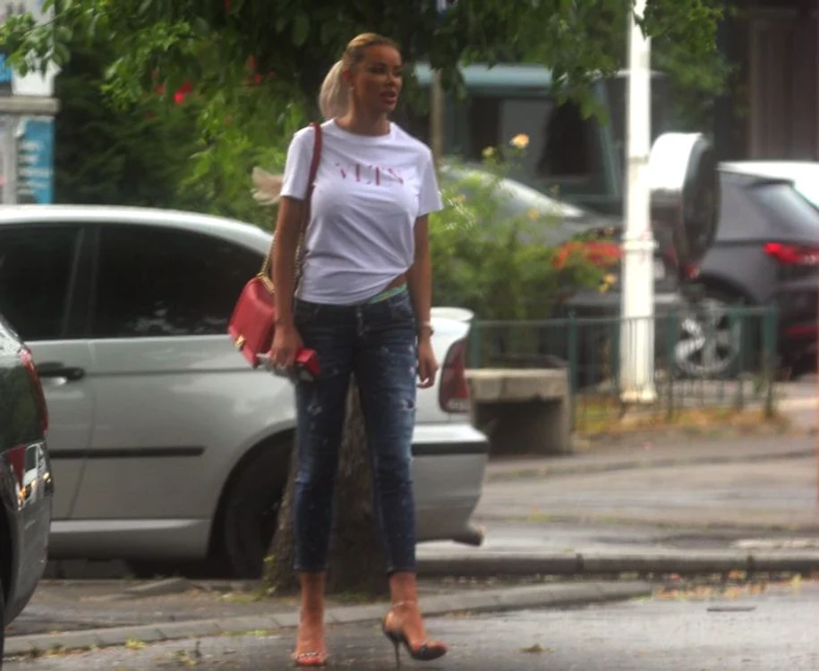 Bianca Drăguşanu a purtat un tricou prin care i s-au văzut silicoanelefoto: Blitz