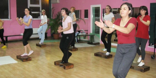 Doamnele îşi menţin condiţia fizică cu antrenamente de aerobic
