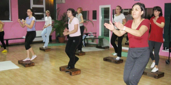 Doamnele îşi menţin condiţia fizică cu antrenamente de aerobic