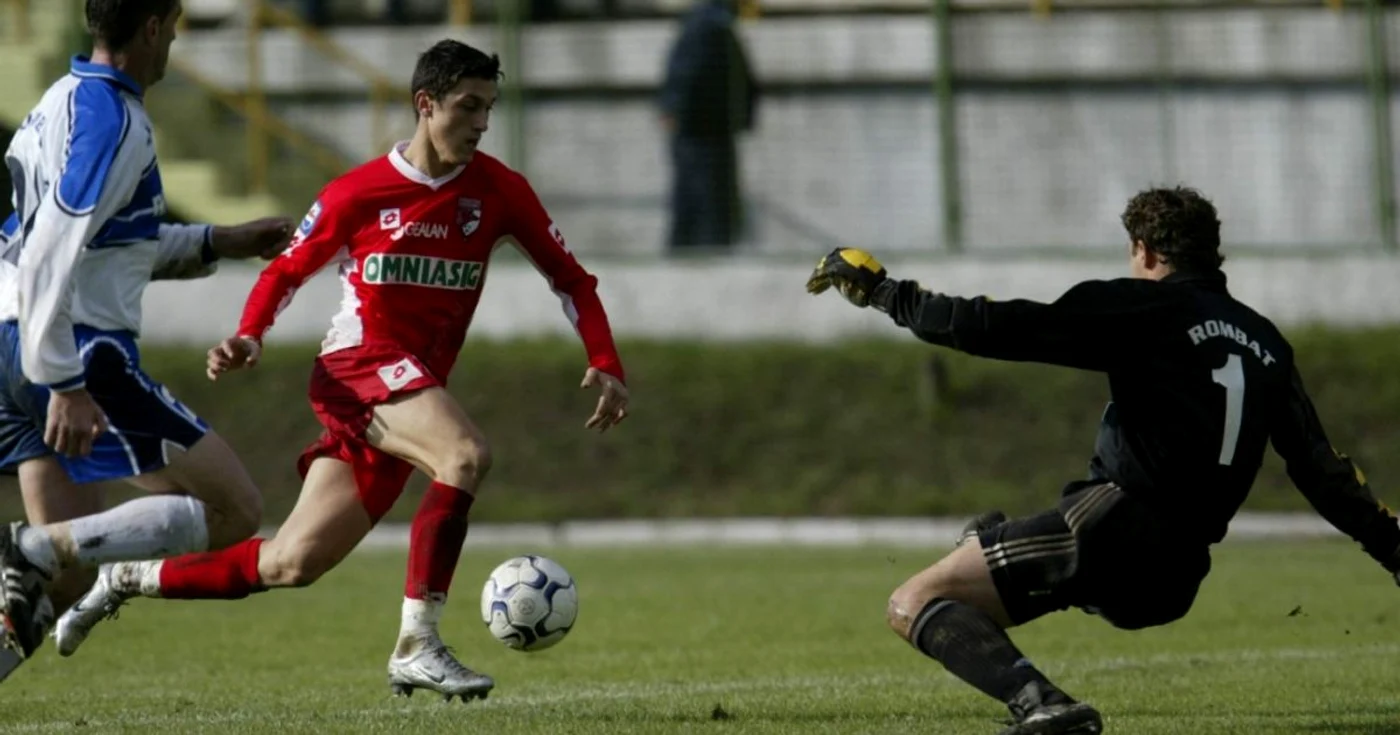 Ciprian Marica (în roşu) într-un meci cu Bistriţa, pe când evolua la Dinamo