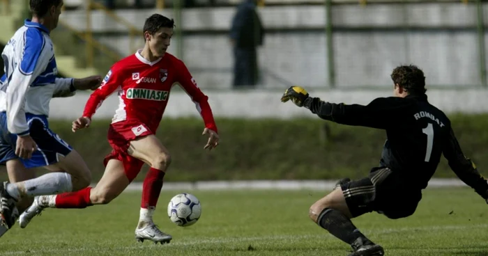 Ciprian Marica (în roşu) într-un meci cu Bistriţa, pe când evolua la Dinamo