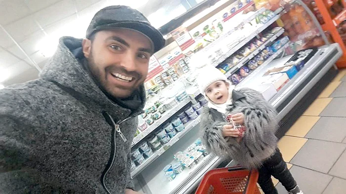 
    Pepe a tras de zor  la cărucior, prin  magazine, în timp  ce Maria se amuza teribil  