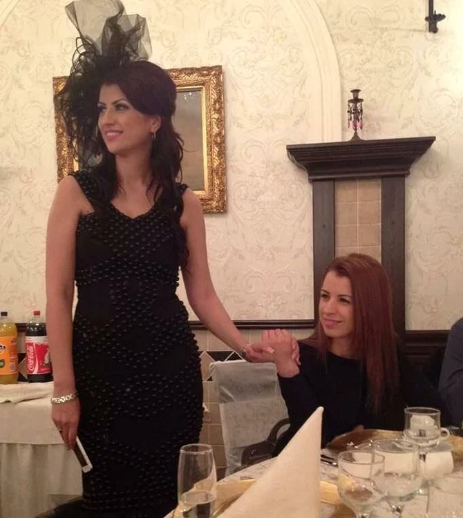 Sora Alinei Radi va naşte, în curând, o fetiţă pe care o va boteza chiar cântăreaţa