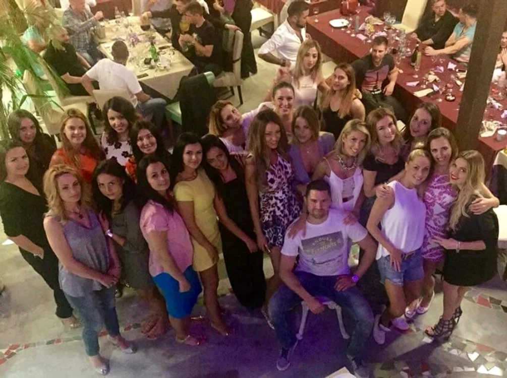 Lidia Buble (prima în dreapta imaginii) a făcut o poză de grup cu sărbătoritul şi toate fetele invitate