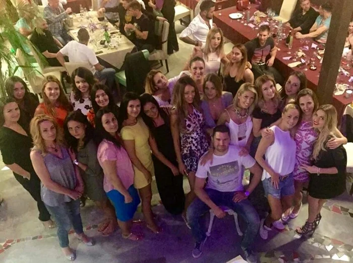 Lidia Buble (prima în dreapta imaginii) a făcut o poză de grup cu sărbătoritul şi toate fetele invitate