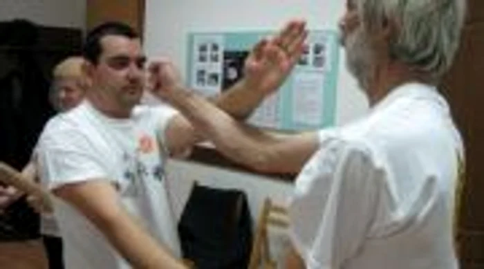 Nevăzătorii din Timişoara învaţă să se apere prin Wing Tsun